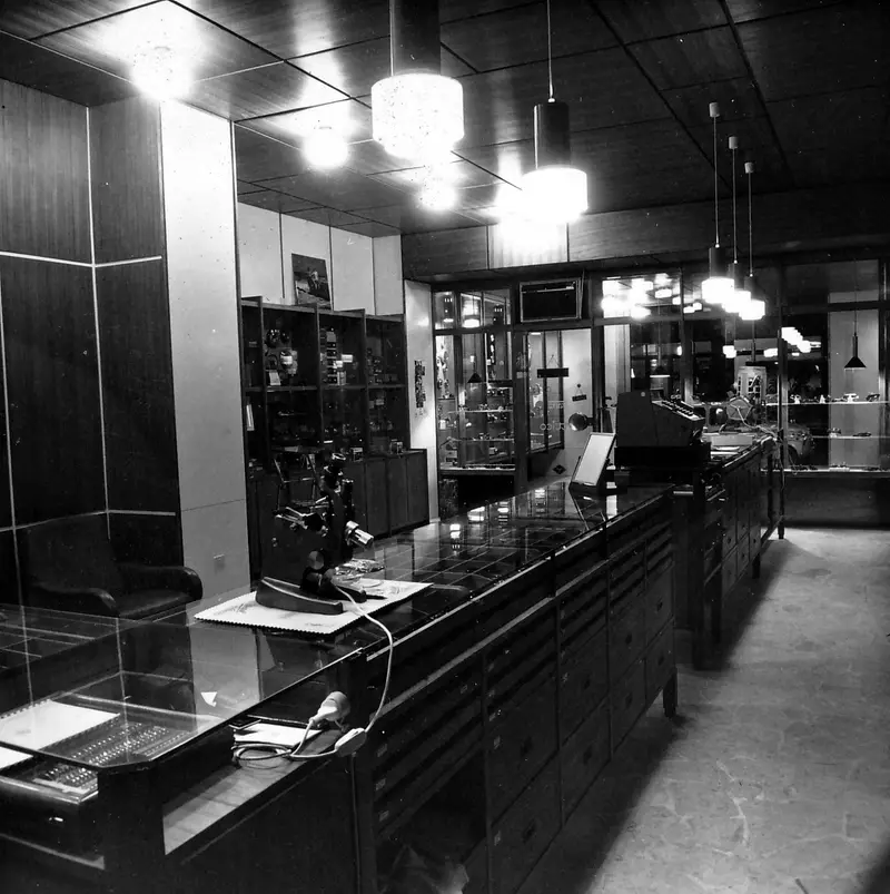 Interno del negozio Franz nel 1965, con il bancone e le luci a sospensione