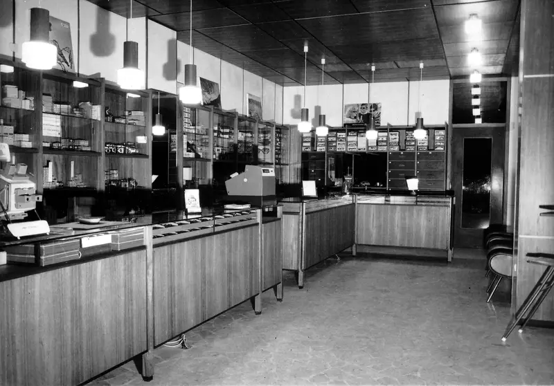 Il lungo bancone del negozio Franz nel 1965