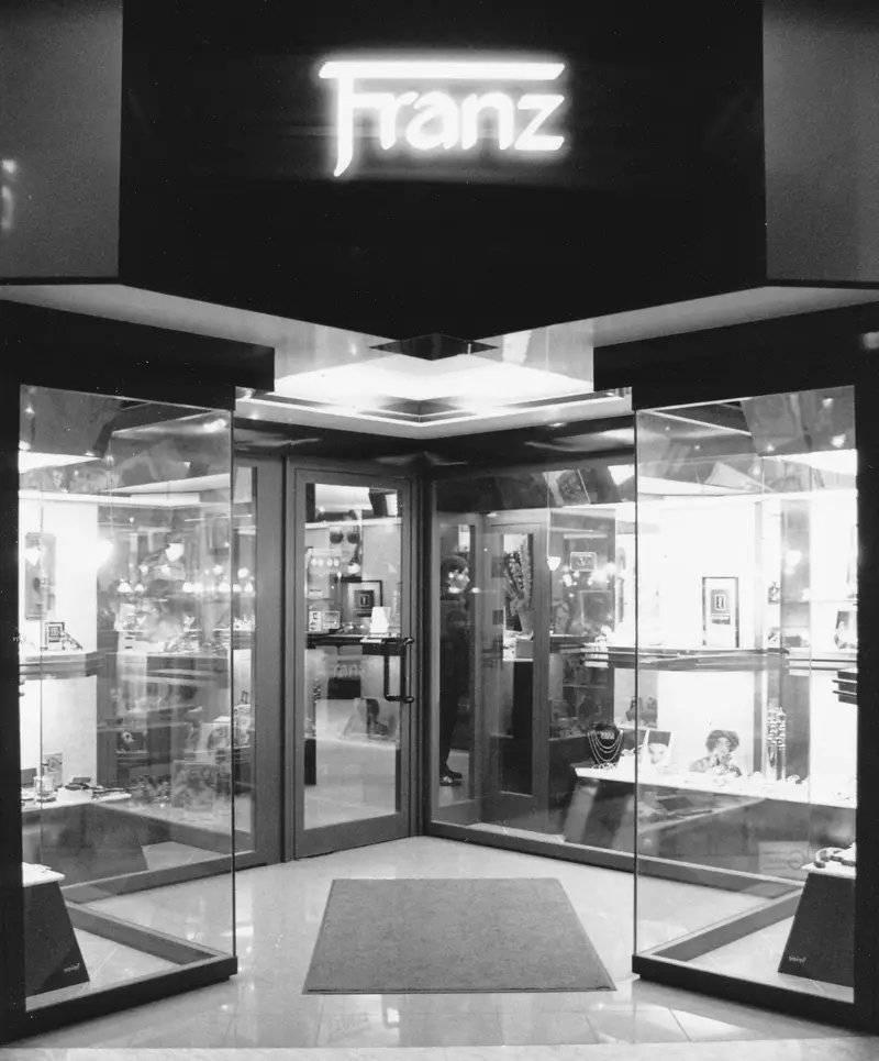 Ingresso del negozio Franz nel 1991, con l'insegna luminosa