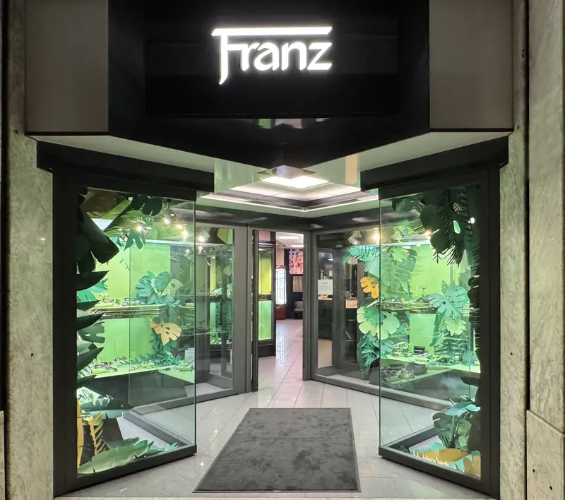 L'ingresso del negozio Franz Ottica tra le vetrine