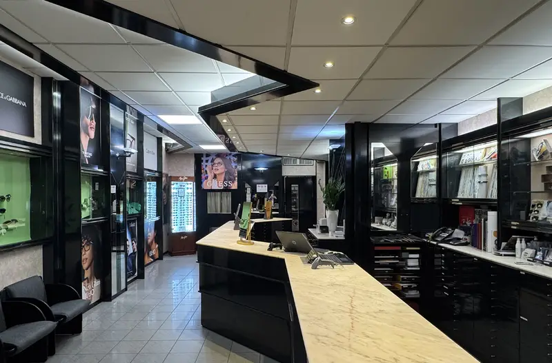 L'interno del negozio Franz Ottica con il bancone